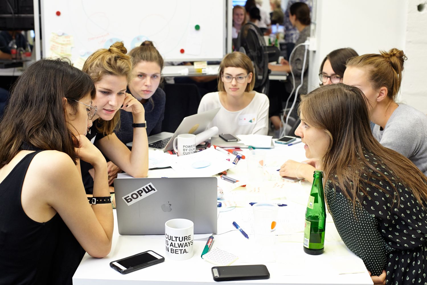Menschen arbeiten gemeinsam am N3XTCODER Hackathon
